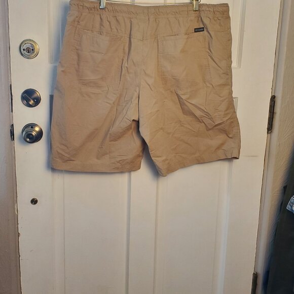 Columbia Palmdale Khaki Shorts - 44 - Picture 3 of 4